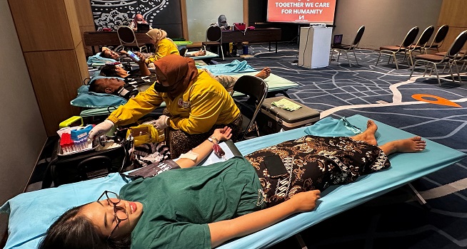 Semarakkan Hari Kartini, Swiss-Belinn Saripetojo Gelar Donor Darah dan Berkebaya
