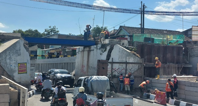 Tembok Viaduk Gilingan Retak Tak Hambat Lalu Lintas KA, Diperkirakan Konstruksi Lapuk