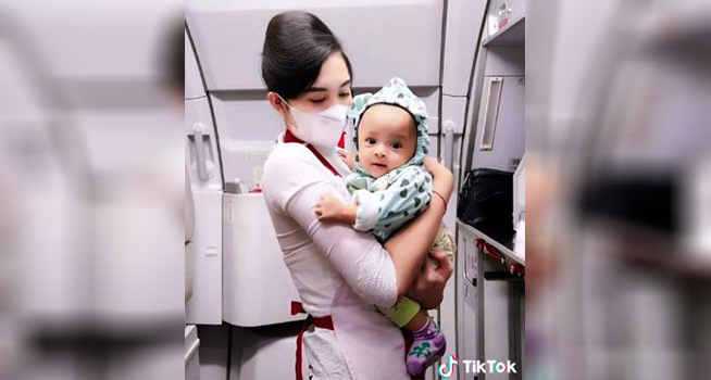 Mengharukan! Pramugari Gendong Bayi Nangis karena Ibunya Meninggal