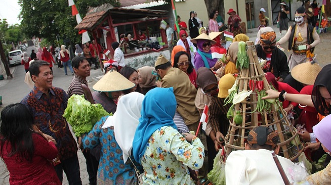 Meriah! Dua Gunungan dan Kostum Wayang Warnai Pawai Budaya Songgo Langit Sukoharjo