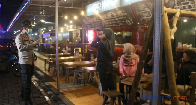 Petugas Gabungan Bubarkan Kerumunan Warga di Klaten