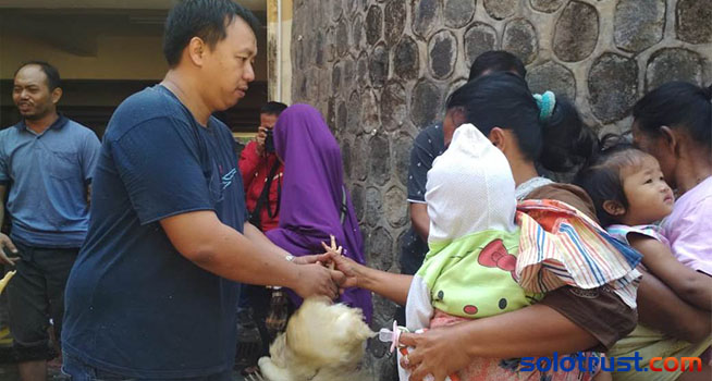 Rela Berdesakan, Warga Solo Padati Antrian Pembagian Ayam Gratis