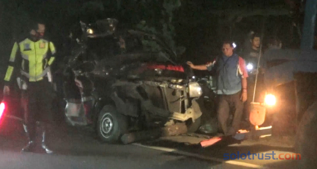 Mobil Pikap Muat Motor Baru Tabrak Truk yang Sedang Berhenti