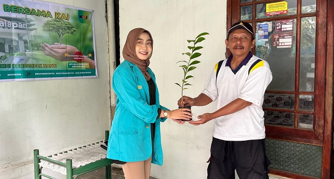 Berbagi Bibit Tanaman Gratis, Mahasiswa Ilmu Komunikasi UMS Lakukan Kampanye Membumigrup